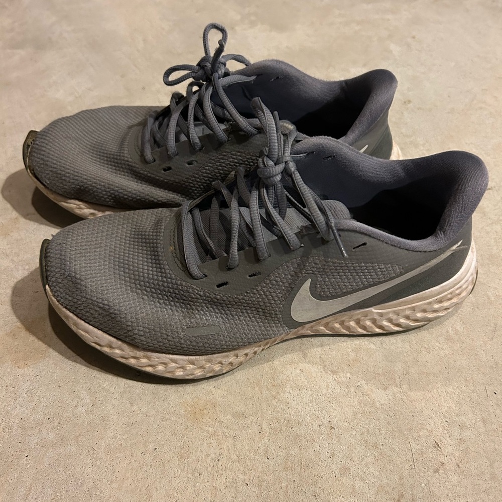 Nike Men's Gray Running Shoes size 10 wide great condition